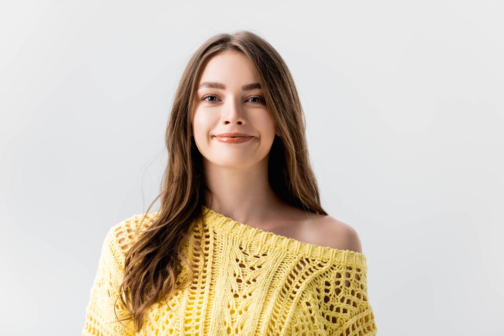 attraente ragazza in maglione giallo sorridente alla fotocamera isolata su grigio
 - Foto, immagini