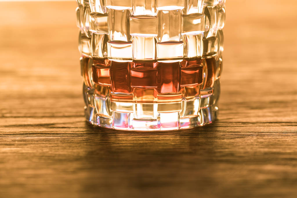 Brandy v texturovaném skle na dřevěném stole - Fotografie, Obrázek