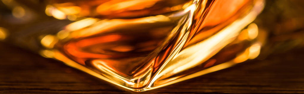 Vue rapprochée du brandy en verre, vue panoramique
 - Photo, image