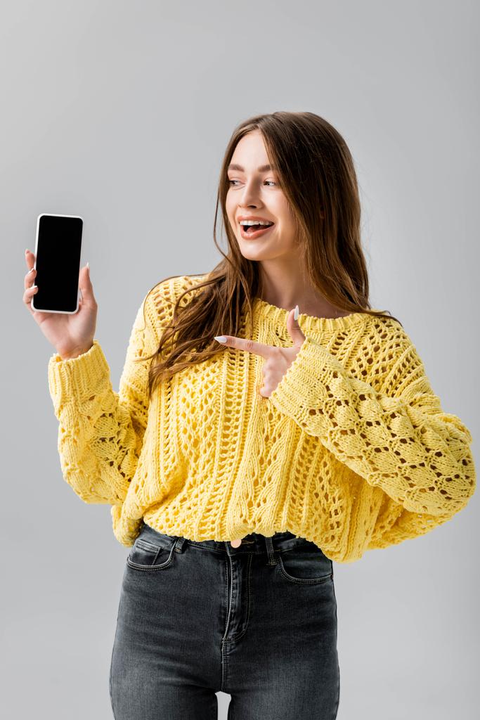 Foto e stock sin royalties de Bonita Mujer En Suéter Amarillo Sonriendo Mientras