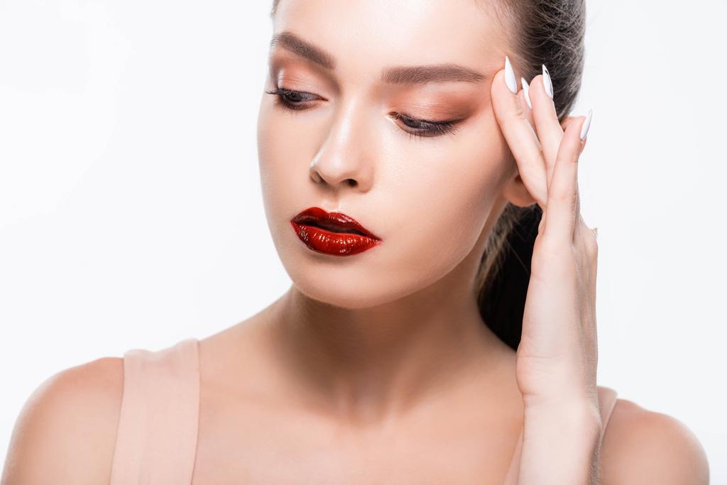 attraktive Mädchen mit roten Lippen und Make-up berühren Gesicht isoliert auf weiß - Foto, Bild