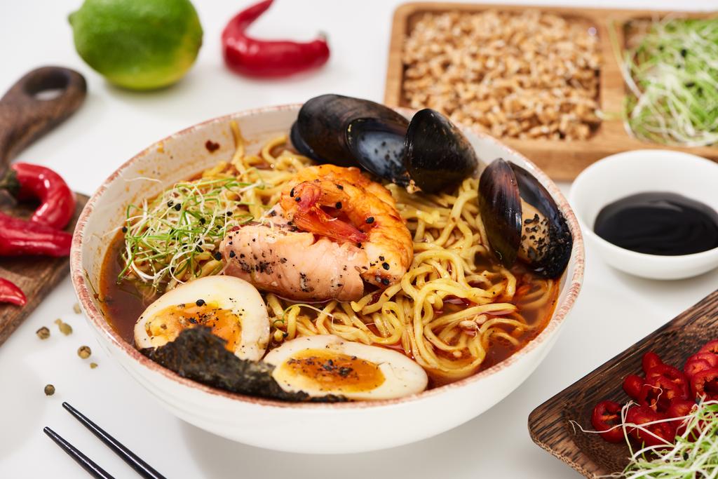 新鮮な食材や白面の箸に近い辛い海鮮ラーメン - 写真・画像