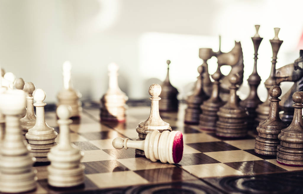 Деревянные шахматные фигуры на шахматной доске, концепция лидерства на белом
 - Фото, изображение