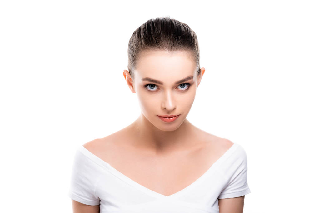 красивая девушка с естественным макияжем смотрит на камеру изолированную на белом
 - Фото, изображение