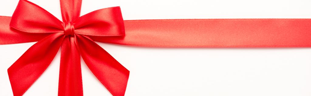 plano panorámico de cinta roja decorativa con lazo aislado en blanco
  - Foto, Imagen