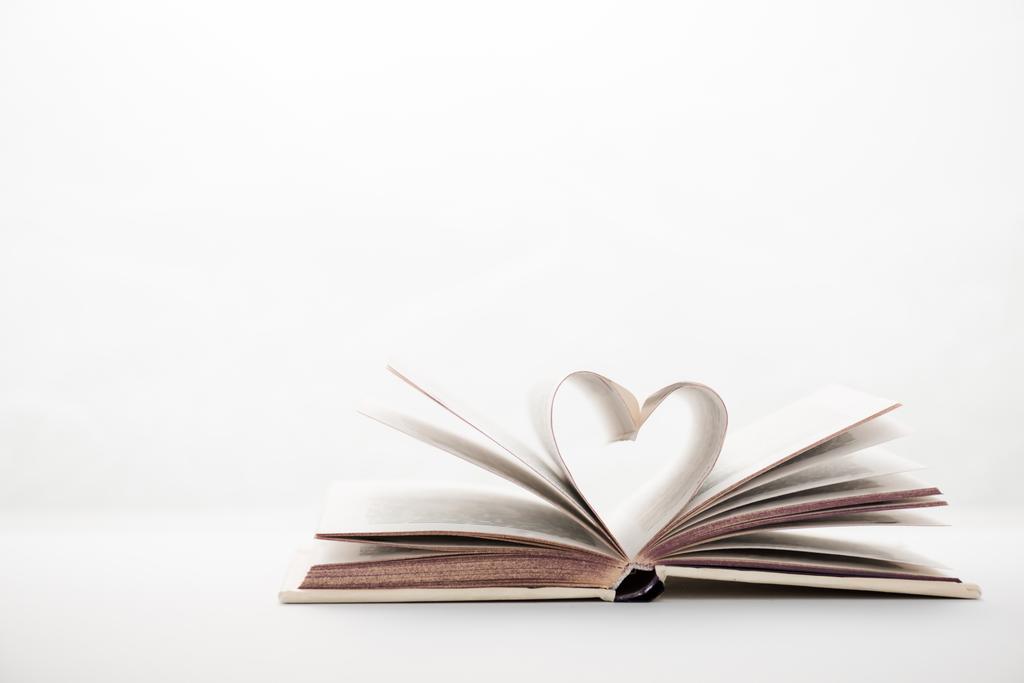 книга с сердцеобразными страницами на белом
  - Фото, изображение