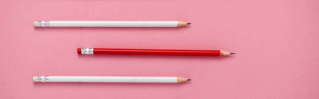 Panoramaaufnahme von gespitzten Bleistiften isoliert auf rosa  - Foto, Bild