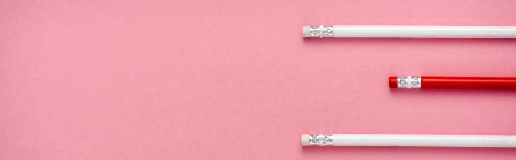 colpo panoramico di gomme su matite isolate su rosa
  - Foto, immagini