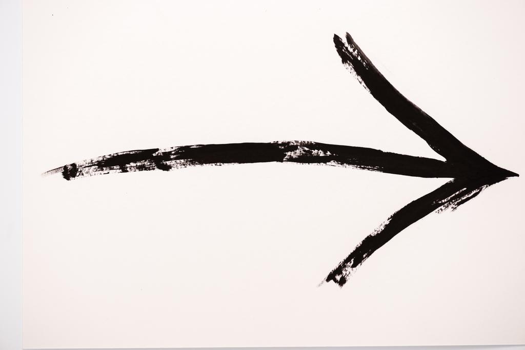 černá směrová šipka na bílém s kopírovacím prostorem  - Fotografie, Obrázek