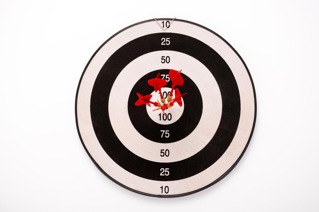 zwart-wit dartbord met rode pijlen geïsoleerd op wit  - Foto, afbeelding