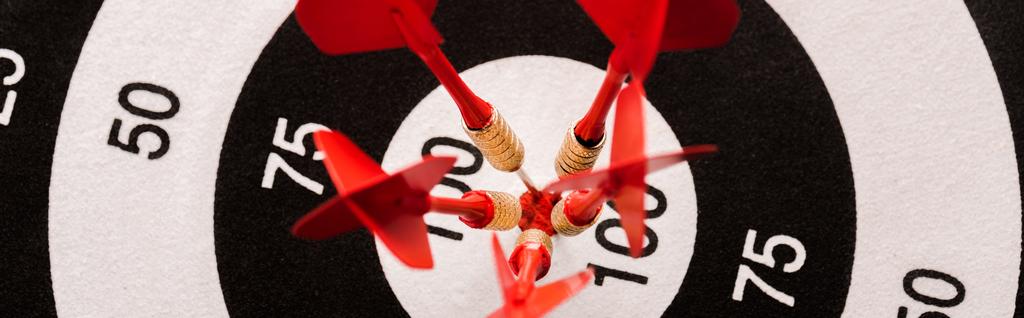 πανοραμική βολή από μαύρο και άσπρο dartboard με κόκκινα βέλη  - Φωτογραφία, εικόνα