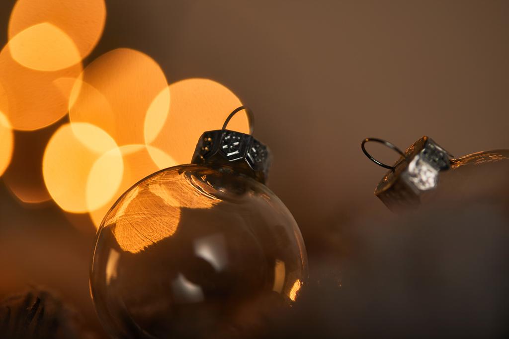 gros plan de boules de Noël transparentes avec des lumières jaunes floues
 - Photo, image