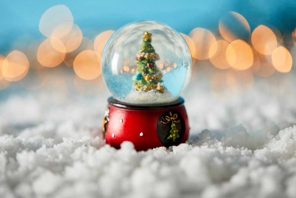 hógolyó karácsonyfa álló kék hó és homályos fények - Fotó, kép