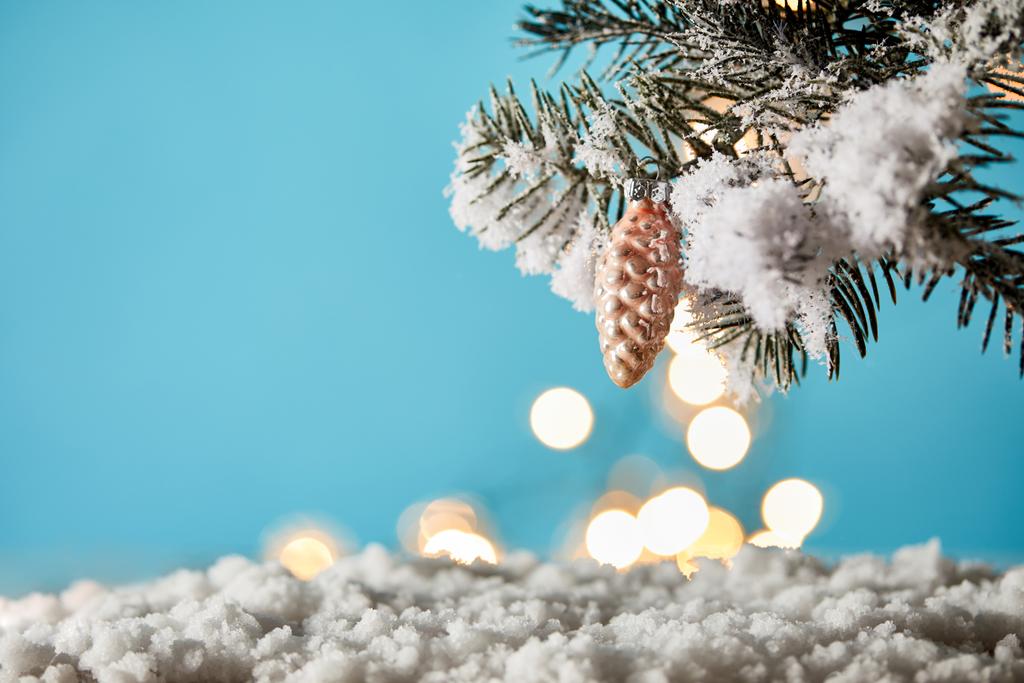 Kerstboom Takken In De Sneeuw Met Decoratieve rechtenvrije foto stockafbeelding