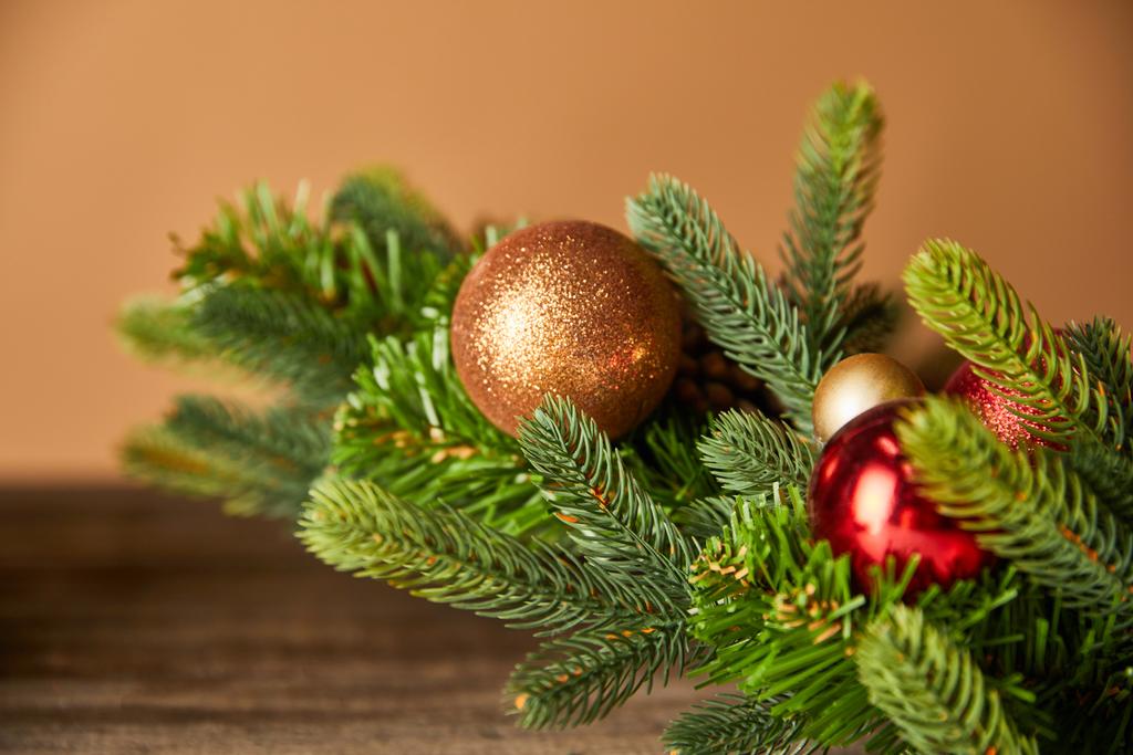 ramas de abeto festivo con bolas de Navidad en la mesa de madera en beige
 - Foto, imagen