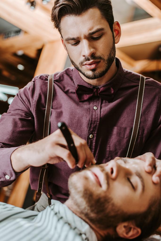 foco seletivo do homem barbeiro bonito e elegante barbear
  - Foto, Imagem