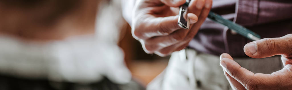 tiro panorâmico de cabeleireiro segurando navalha na barbearia
  - Foto, Imagem