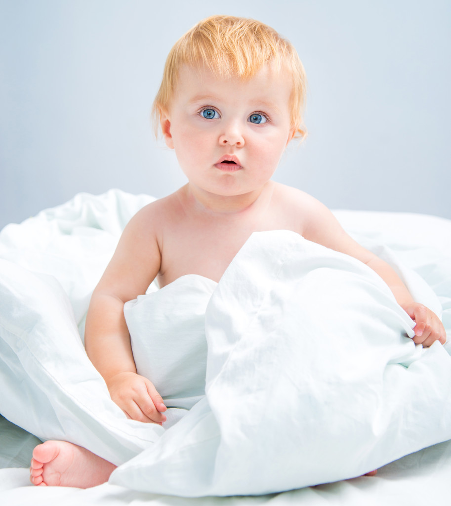 Bambino seduto a letto
 - Foto, immagini