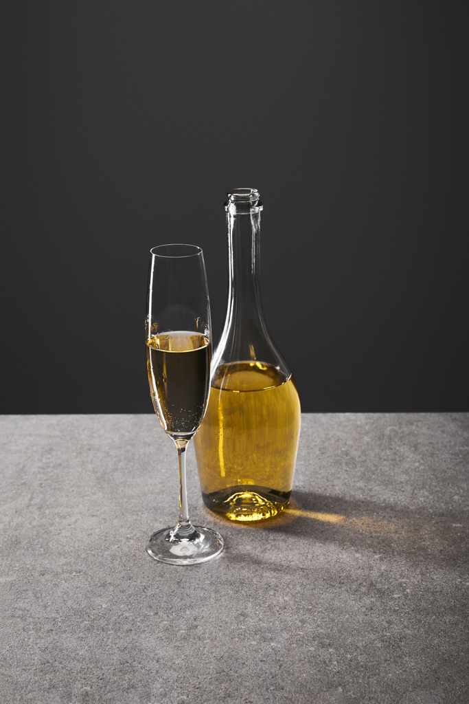 グレーのグラスとスパークリングワイン - 写真・画像