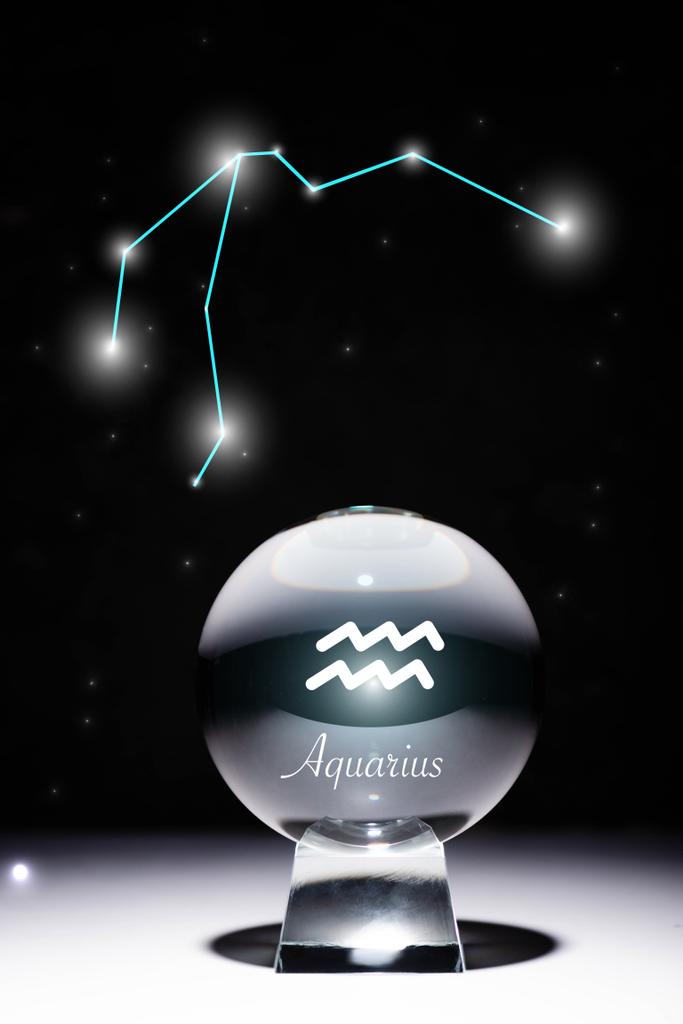 sfera di cristallo con segno zodiacale Acquario isolato su nero con costellazione
 - Foto, immagini