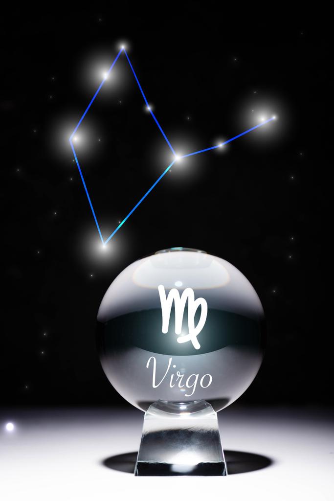 křišťálová koule s nápisem Virgo zvěrokruh izolovaná na černé s konstelací - Fotografie, Obrázek