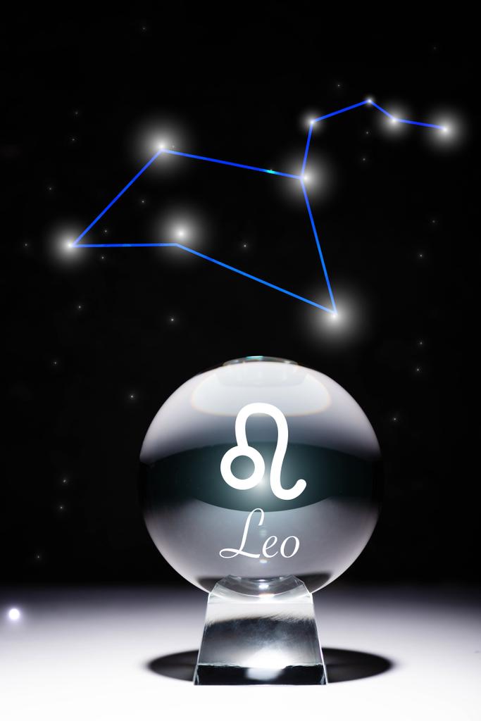 Kristallkugel mit Sternzeichen Leo isoliert auf schwarz mit Sternbild - Foto, Bild