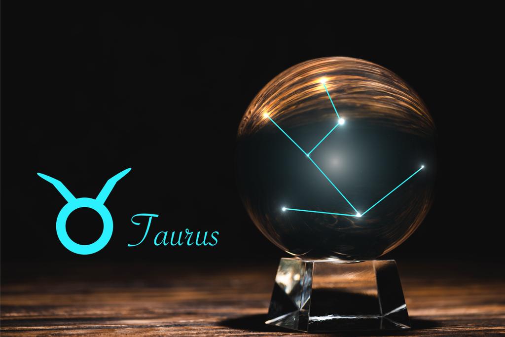 boule de cristal avec constellation près du signe du zodiaque Taurus sur table en bois isolée sur fond noir
 - Photo, image