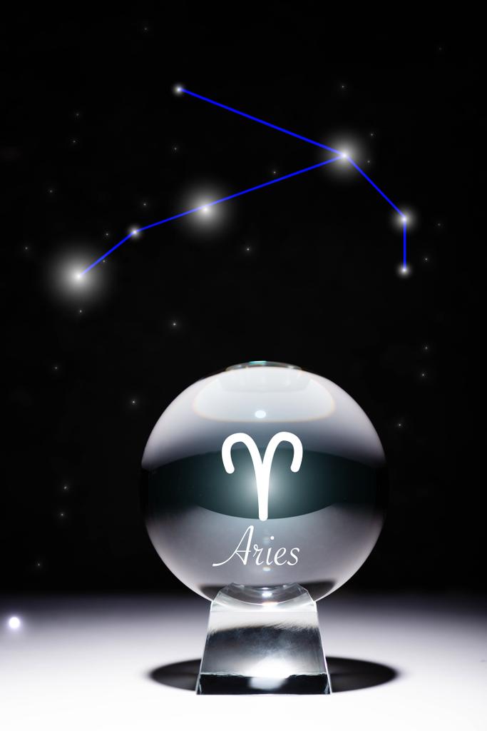bola de cristal con signo del zodíaco de Aries aislado en negro con constelación
 - Foto, Imagen