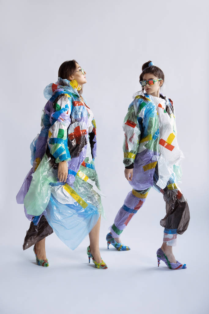 Vrouwen verslaafd aan verkoop en kleding, het dragen van plastic, recycling concept - Foto, afbeelding