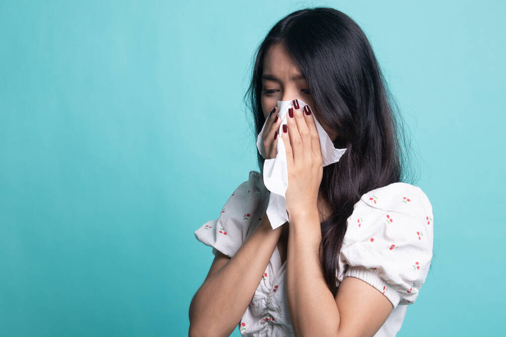 junge Asiatin erkrankte an Grippe. - Foto, Bild