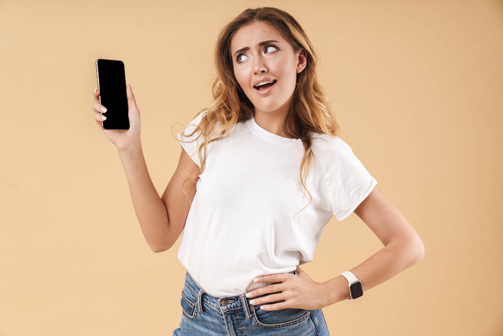 Retrato de mujer caucásica mostrando la pantalla de copyspace del teléfono celular
 - Foto, Imagen