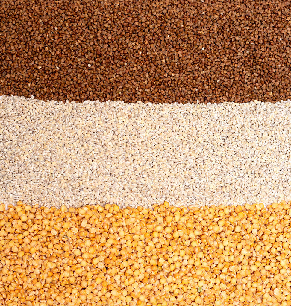Granos de trigo sarraceno, perlas y guisantes sobre fondo blanco. Vista superior, espacio de copia
 - Foto, imagen