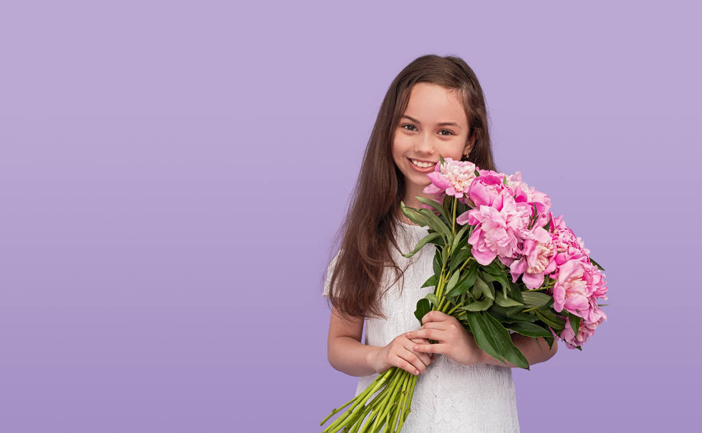 Menina adorável com flores de verão
 - Foto, Imagem