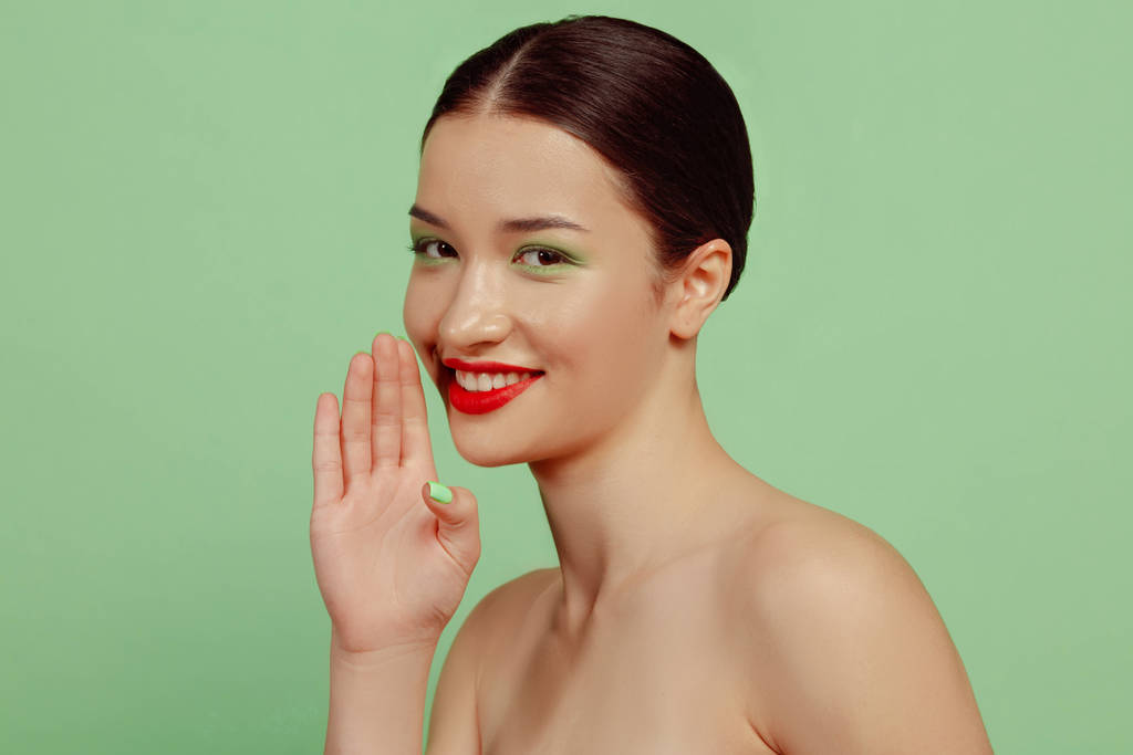 Muotokuva kaunis nuori nainen kirkas meikki eristetty vihreä studio tausta
 - Valokuva, kuva