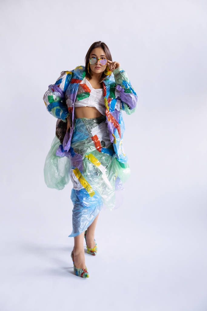 Donna dipendente da vendite e abbigliamento, indossando plastica, concetto di riciclaggio
 - Foto, immagini