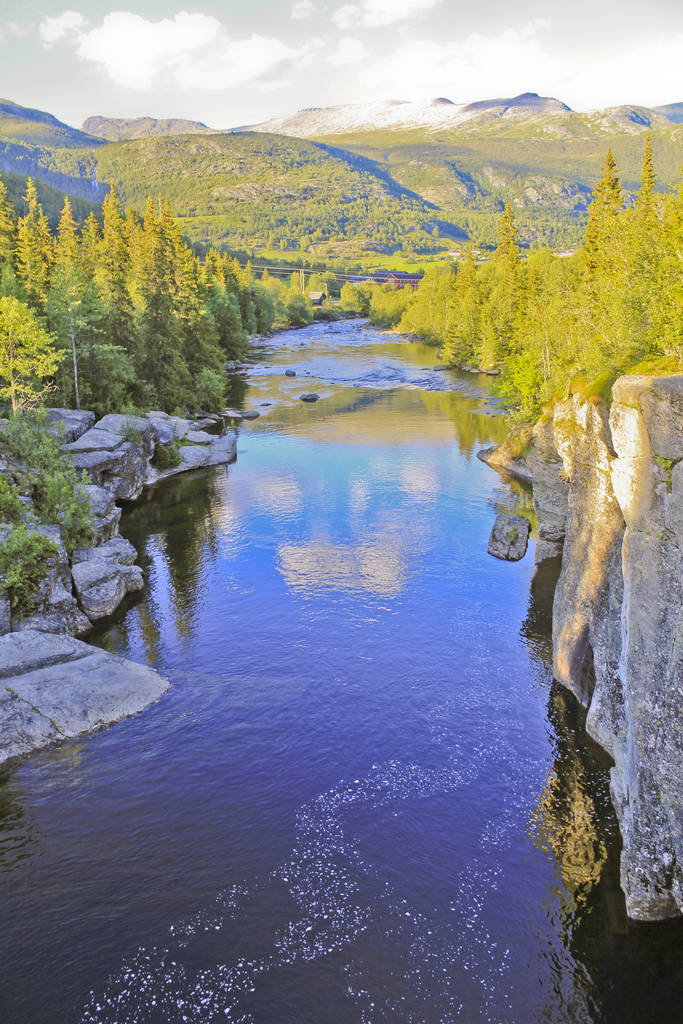 Rivière de cascade Rjukandefossen, Hemsedal, Buskerud, Norvège
. - Photo, image
