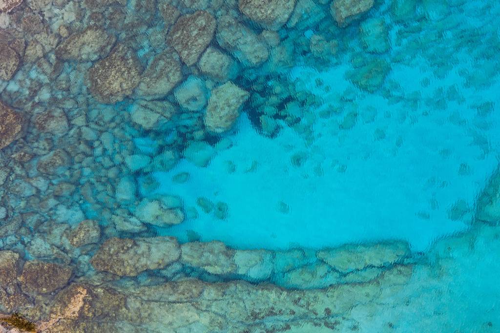 Висококутний знімок красивого скельного утворення під океаном - чудово підходить для холодного фону
 - Фото, зображення
