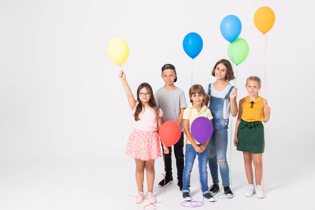 kinderen met ballonnen - Foto, afbeelding