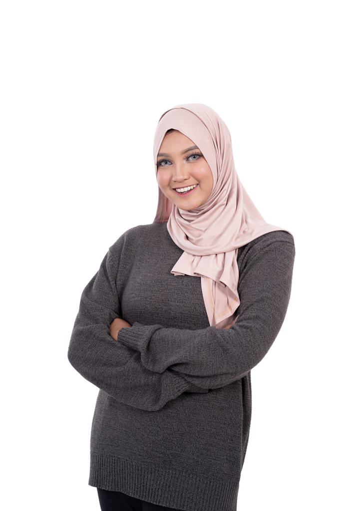 Pose de mulher hijab com as mãos cruzadas e sorrir olhar para a câmera
 - Foto, Imagem