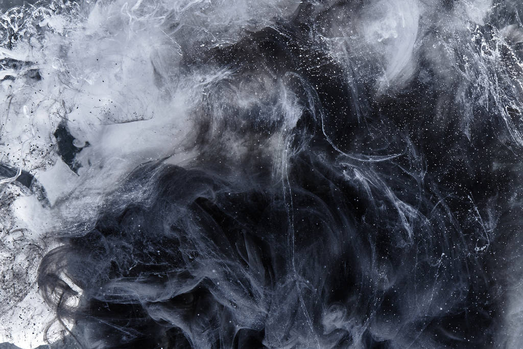 Αφηρημένο μαύρο και άσπρο στροβιλιζόμενο φόντο καπνού. Σύννεφα από πυκνό σύννεφο, μυστηριώδης και τρομακτικός ουρανός. Χρώματα χρώματα της κατάθλιψης και αρνητικά συναισθήματα - Φωτογραφία, εικόνα