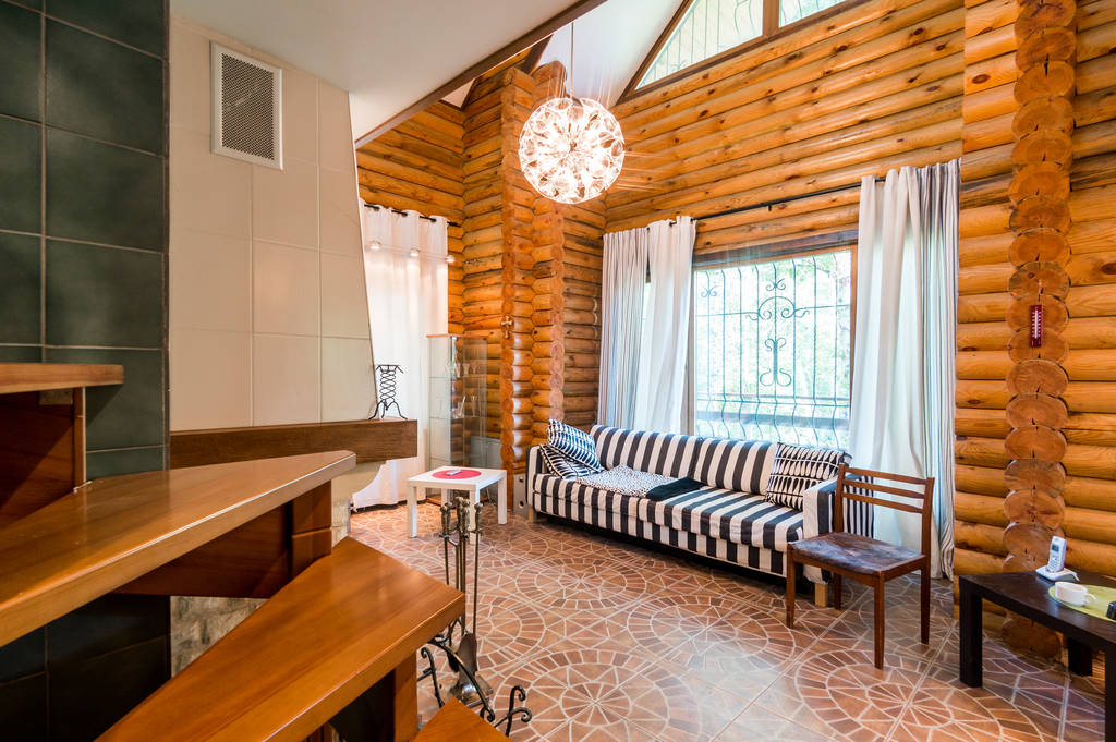 Rússia, Moscou- Julho 06, 2019: apartamento quarto interior. bela casa de campo designer com elementos de madeira
 - Foto, Imagem