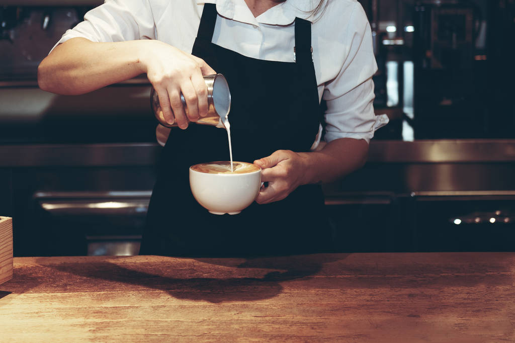Barista che prepara cappuccino in caffetteria o caffetteria, primo piano
 - Foto, immagini