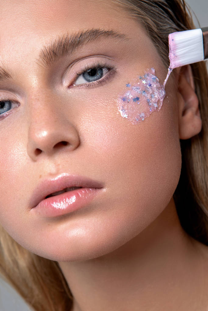 retrato de beleza de uma menina usando cosméticos de cuidados com a pele
 - Foto, Imagem