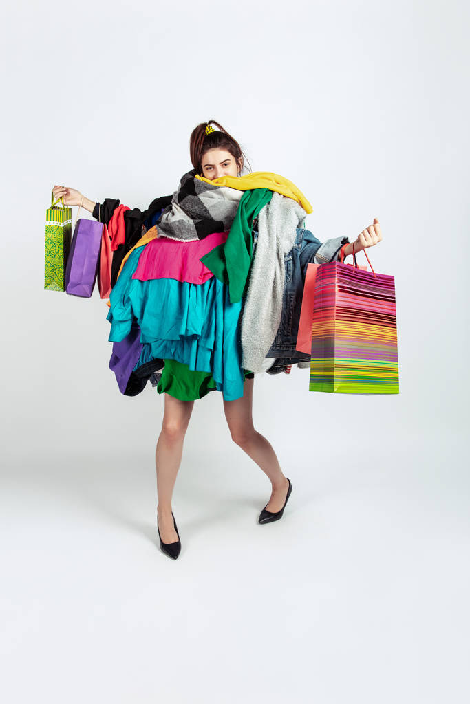 Mujer adicta a las ventas y la ropa, la sobreproducción y la demanda loca
 - Foto, imagen