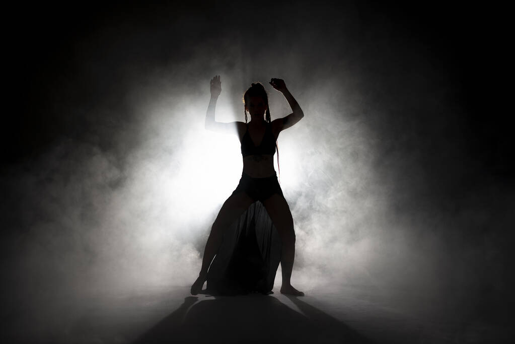 Silueta tanečnice představení taneční postavy v mlze. - Fotografie, Obrázek