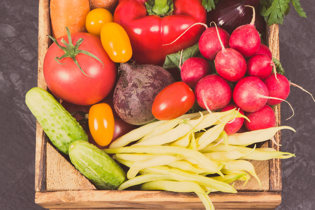 Čerstvá zralá zelenina v dřevěné krabici jako zdravá svačinka obsahující vitamíny - Fotografie, Obrázek
