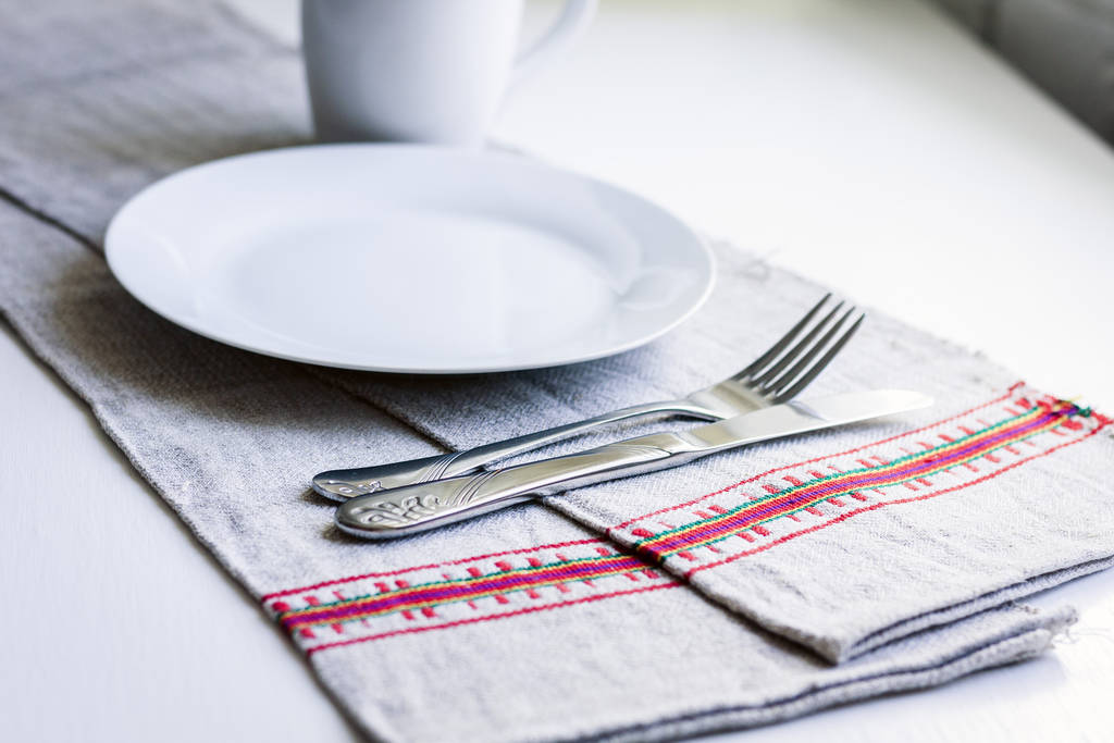 Ajuste de mesa para la cena: un plato blanco, un tenedor, un cuchillo en un wo
 - Foto, Imagen