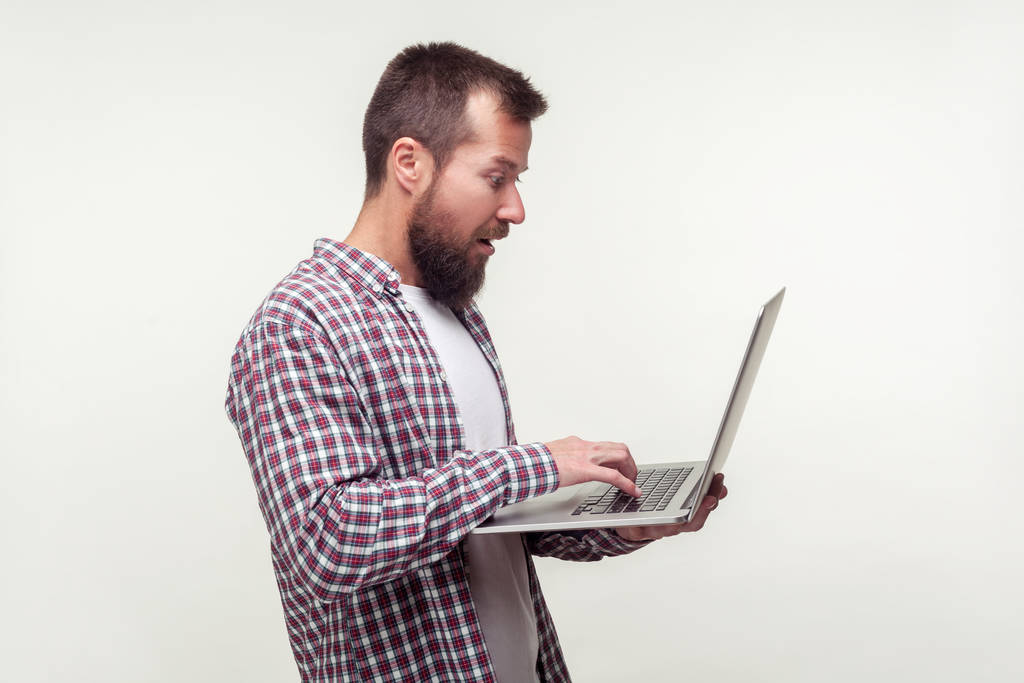 Porträt eines überraschten Computerbenutzers, bärtiger Mann mit l - Foto, Bild