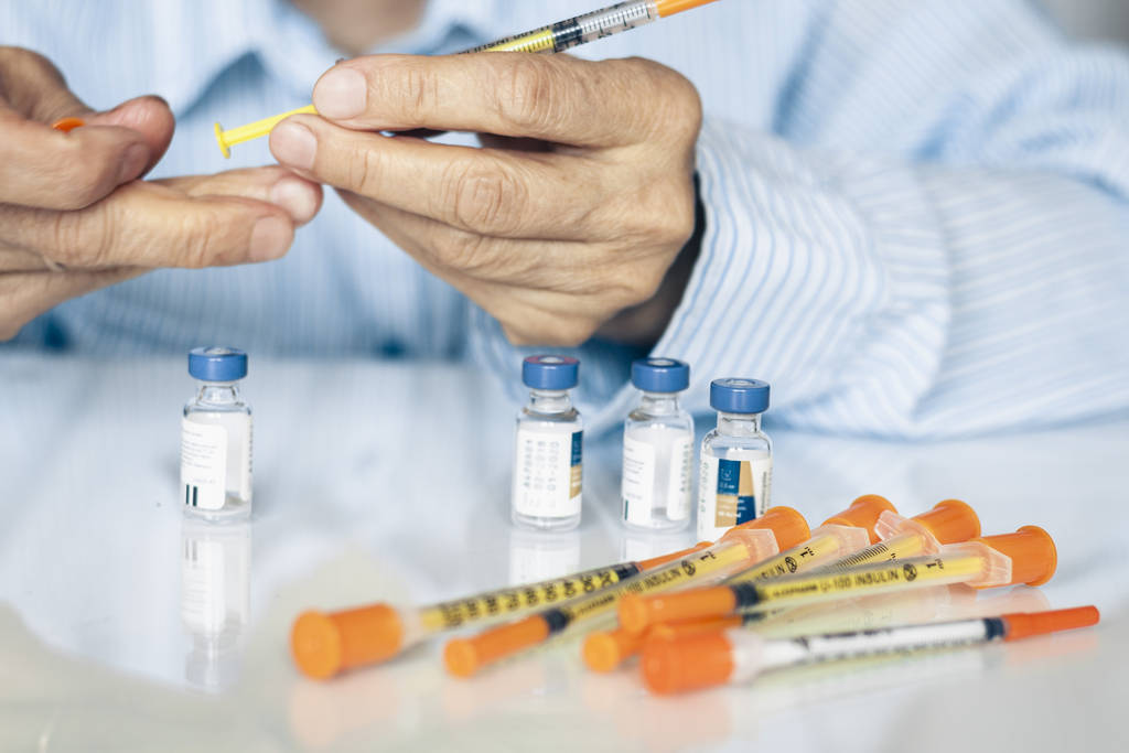 Montón de jeringas médicas y frasco de insulina para la diabetes en w
 - Foto, imagen