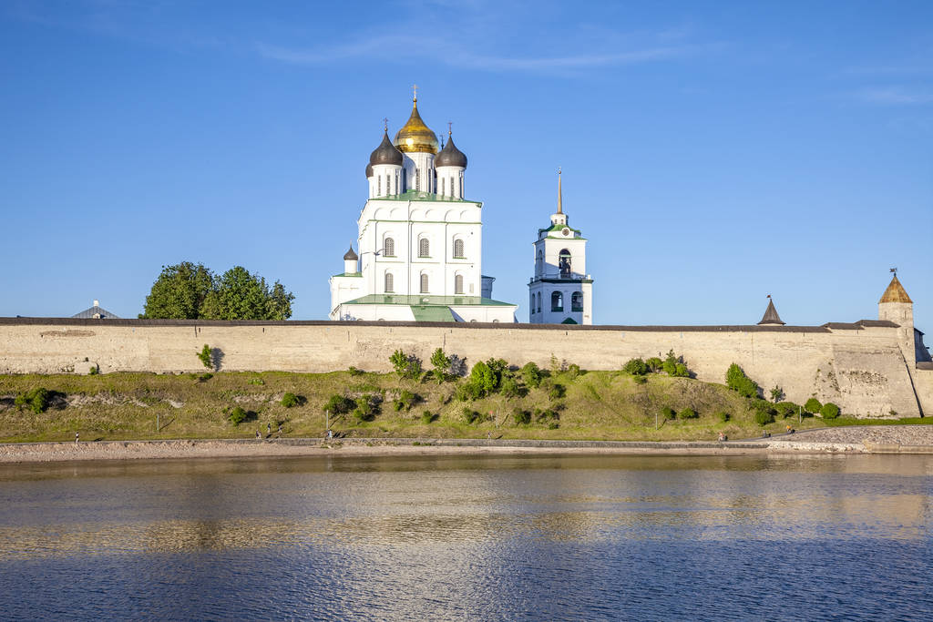 Pskov el río Velikaya. Pskov Krom (Kremlin). Buenas noches.
 - Foto, imagen